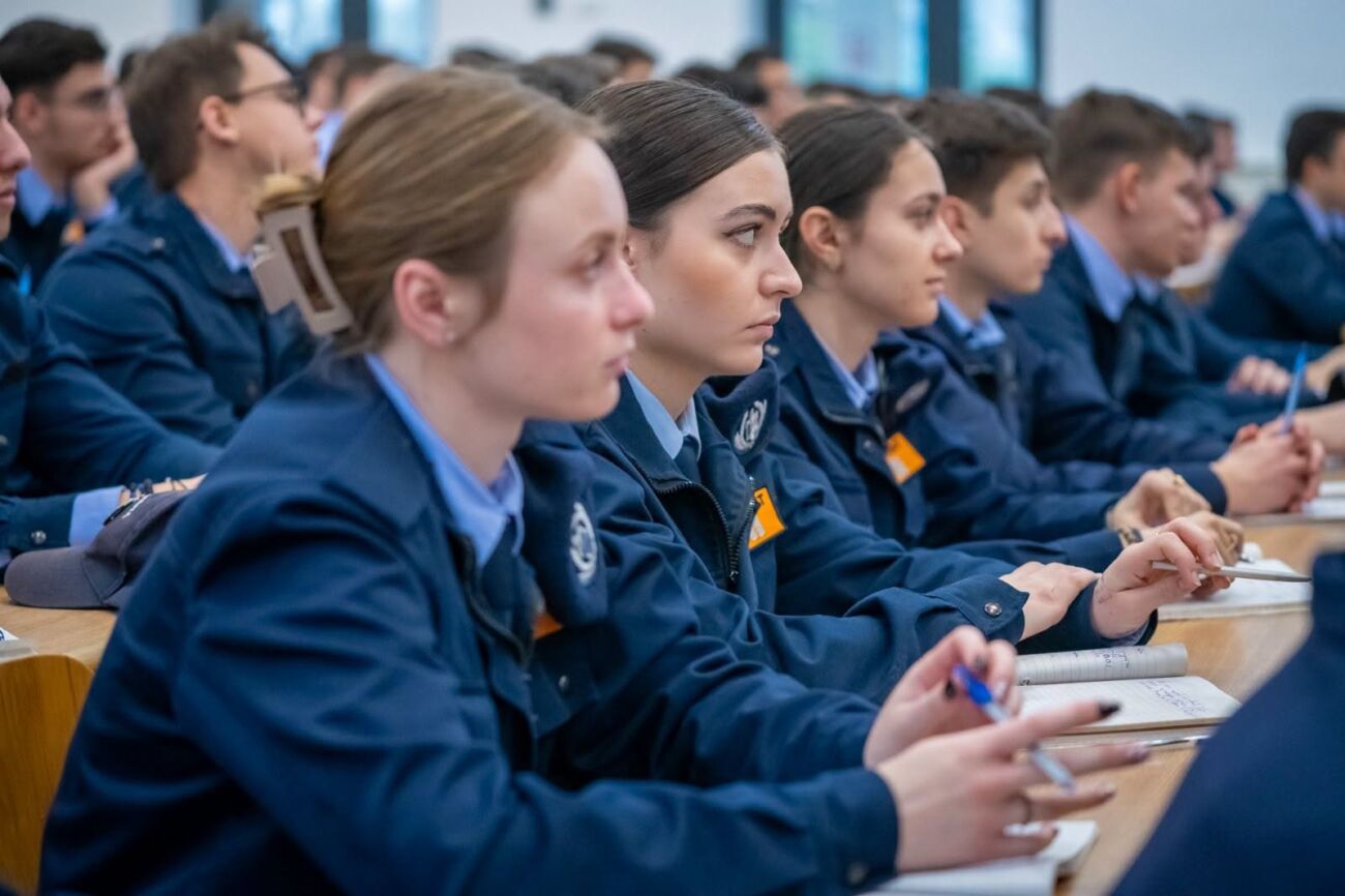 Peste 500 de locuri disponibile la programele de licență și 160 la masterul profesional